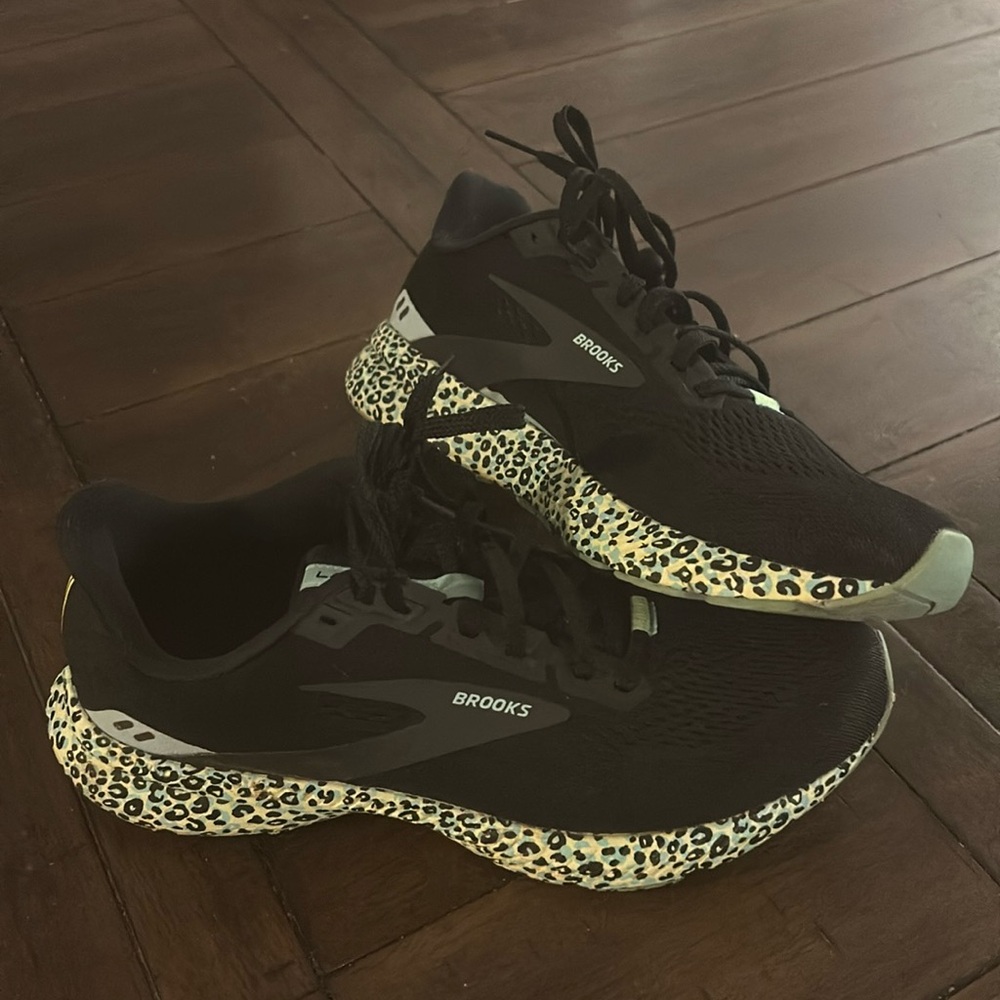 Brooks Women’s Launch 8 size 10